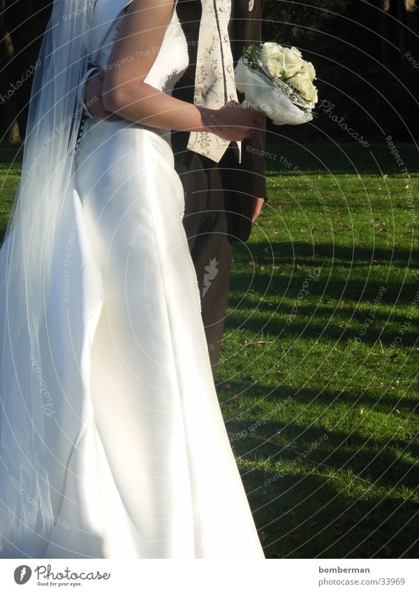 brautpaar Farbfoto Außenaufnahme Nahaufnahme Textfreiraum rechts Tag Feste & Feiern Hochzeit Mensch maskulin feminin Frau Erwachsene Mann Paar Partner 2 Blume