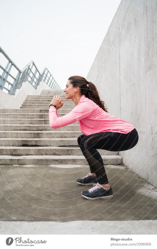 Athletische Frau, die im Park Sport treibt. Training Person Fitness Übung passen aktiv Gesundheit im Freien sportlich Menschen Körper außerhalb Männer attraktiv