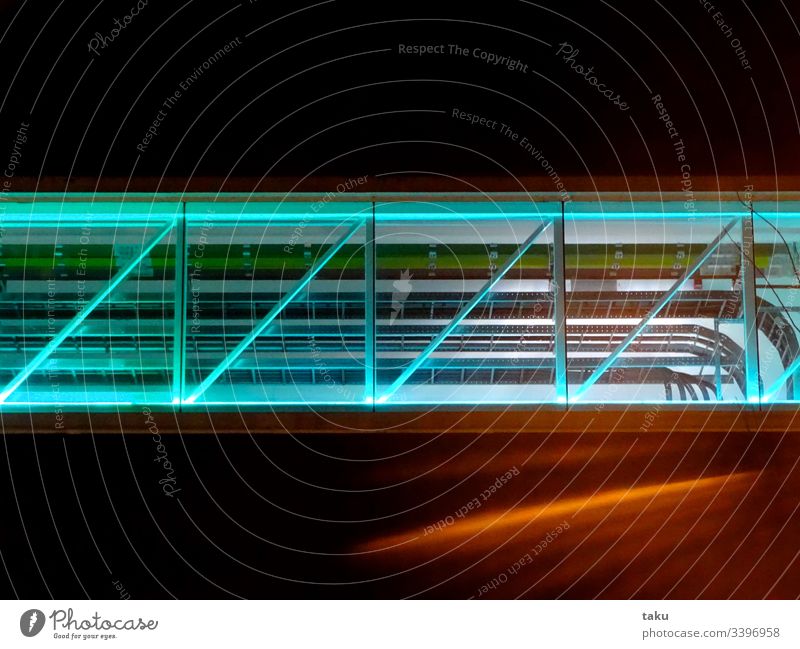 Gasleitung einer Fabrik fabrik Beleuchtung Leitungen Elektrizität Fabrikhalle Röhren Neonlicht Neonlampe