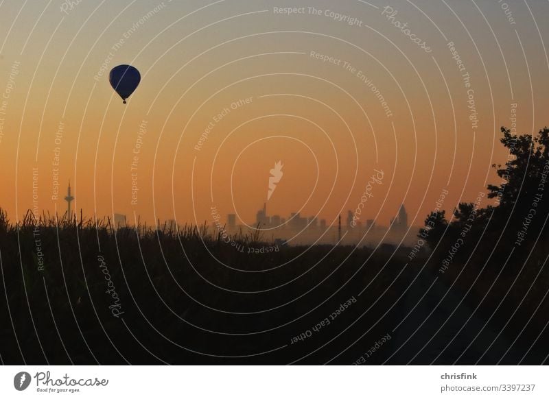 Ballon im Sonnenaufgang über Frankfurt ballon heißluftballon Fesselballon luftfahrt fliegen fahren transport verkehr abenteuer freizeit erlebnis Flugzeug