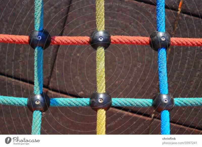 Seile von Klettergerüst auf Spielplatz spielplatz klettern kindergarten kita grundschule pausenhof park klettern freizeit eltern gefahr seil tau knoten bunt