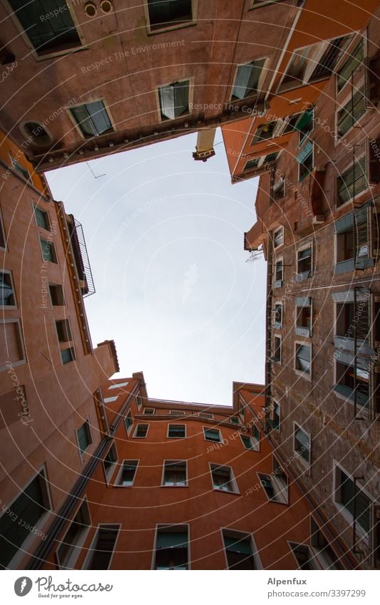 himmlische Insel Hinterhof Himmel Stadthaus Fenster Fassade Hof Mehrfamilienhaus Innenhof Wand Menschenleer Haus Wohnhaus Mauer Altbau Blauer Himmel Venedig