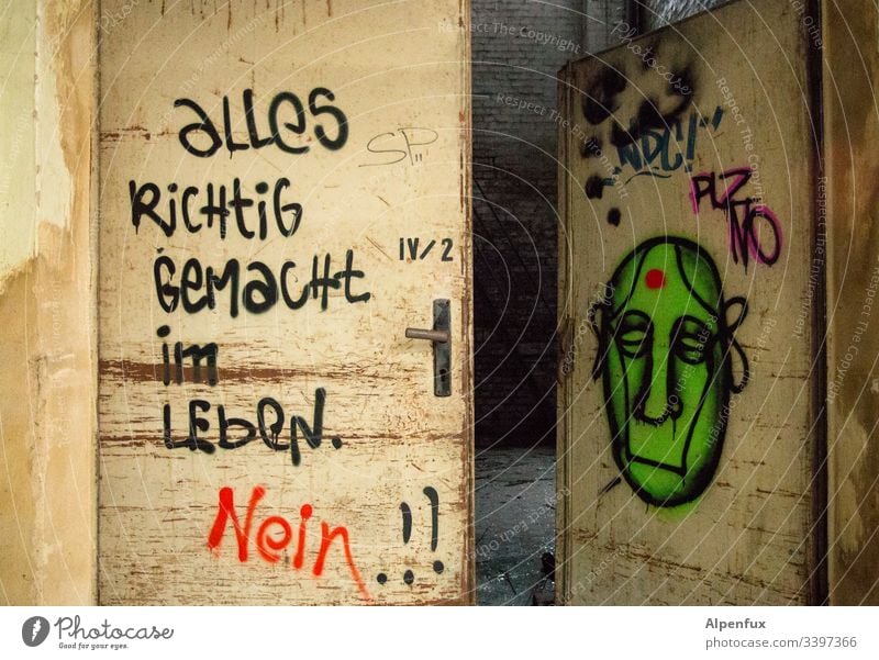 Alles richtig gemacht im Leben ? Nein !! grafitti Grafitti Graffiti Wandmalereien Frage Buchstaben Schriftzeichen Straßenkunst verfallen Kunst fazit Kultur