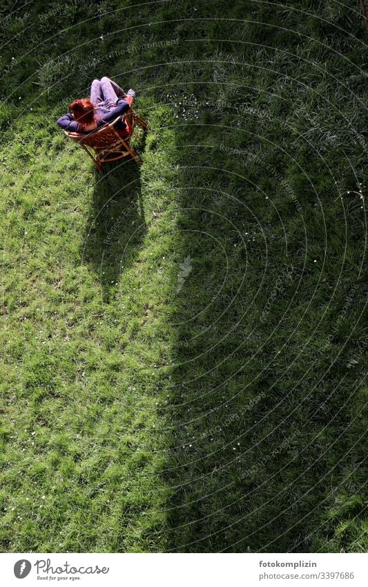 Person alleine im Garten isolation Einsamkeit Quarantäne coronakrise separieren trennungslinie Licht und Schatten warten nachdenken nachdenklich im licht