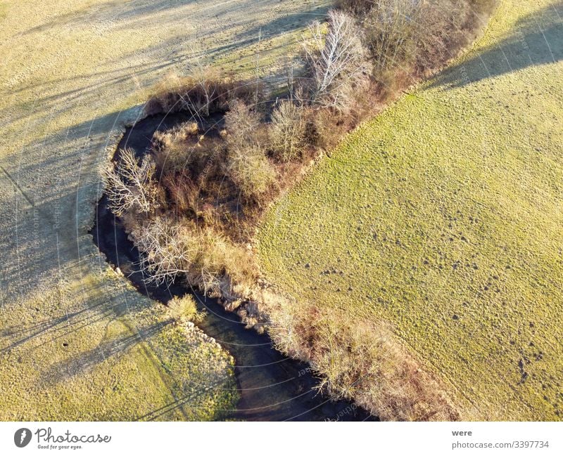 Blick von oben auf frostbedeckte Wiesen Bereich Flug Augsburg Brunnenbach Ansicht Luftaufnahme Vogelschau kalt Hubschrauber Textfreiraum Bach Drohnenflug Wald