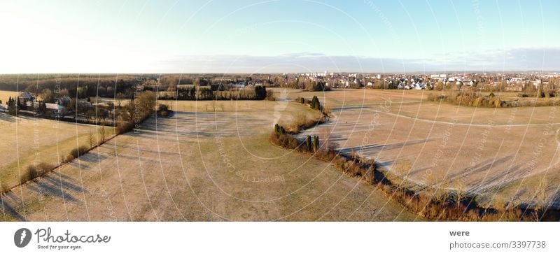 Blick von oben auf frostbedeckte Wiesen Bereich Flug Augsburg Brunnenbach Ansicht Luftaufnahme Vogelschau kalt Hubschrauber Textfreiraum Bach Drohnenflug Wald