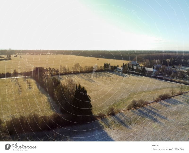 Blick von oben auf frostbedeckte Wiesen Bereich Flug Augsburg Brunnenbach Ansicht Luftaufnahme Vogelschau kalt Hubschrauber Textfreiraum Bach Drohnenflug Wald