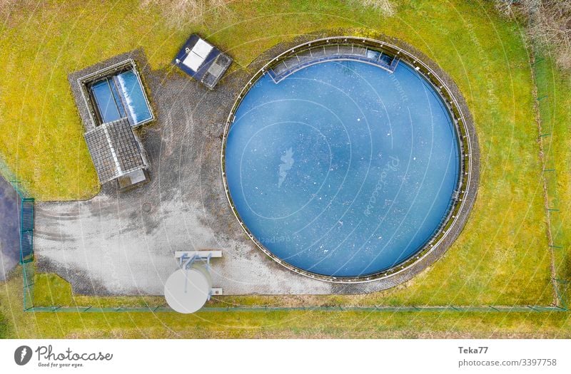 eine kleine Kläranlage im Winter von oben Abwasserbehandlung schlecht gut dreckig Sauberkeit Trinkwasser Toilette Wasserreinigung Urin Kot Müll Wasserpflanze