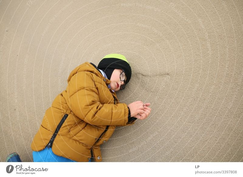 Kind auf Sand liegend Rastplatz ruhen Pause Erholung Windstille Düne Denken beobachten Menschen friedlich Perspektive träumen Freizeit & Hobby Spielen