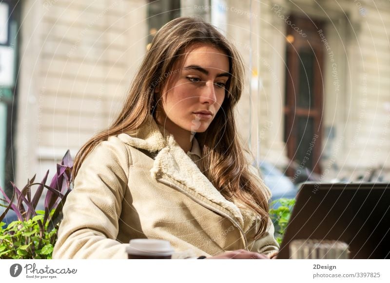 Junge Brünette mit Laptop in einem Cafe 1 Cyberspace Frau Computer Person Cafés jung Technik & Technologie Glück Sitzen Tisch Heißgetränk Lifestyle benutzend