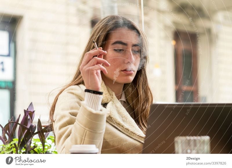 Junge Brünette mit Laptop in einem Cafe 1 Cyberspace Frau Computer Person Cafés jung Technik & Technologie Glück Sitzen Tisch Heißgetränk Lifestyle benutzend