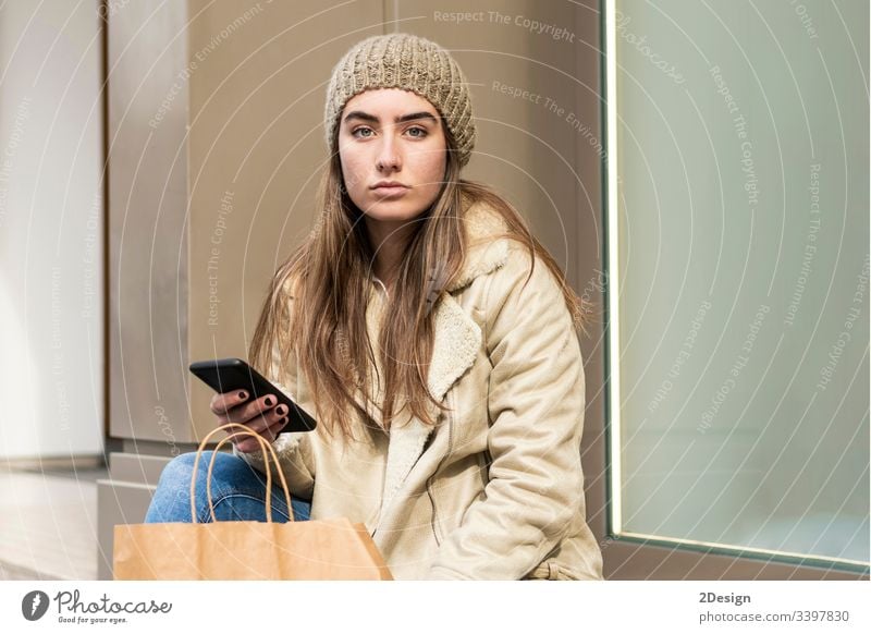 Süße Frau, die im Freien sitzt und telefoniert 1 Lifestyle Handy Sitzen Person Erwachsener außerhalb Mädchen Straße kaufen Glück Lächeln Menschen schön