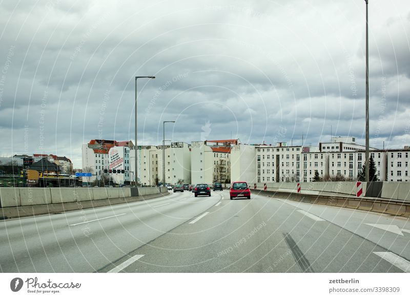 Stadtautobahn A 100 wohngebiet wohnen haus wolke himmel Windschutzscheibe Autofahren Autobahn berlin fahrbahnmarkierung navigation kurve richtung stadtautobahn