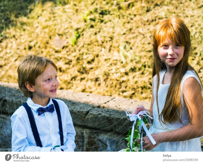 Ringträger und Blumenmädchen bei Gartenhochzeit Junior Mädchen Brautjungfer Hochzeit Kinder Mode geblümt Roséwein Sommer Natur Gesicht Sonne Kleid Glück Porträt