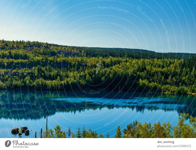 Bergsee 1 See Wasser ruhig Erholung Himmel Ferien & Urlaub & Reisen Sommer blau Natur Außenaufnahme Farbfoto Wald Landschaft Menschenleer Idylle Schönes Wetter