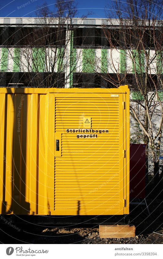 Störlichtbogen geprüft Elektronik Elektrik Warnung Hinweisschild Container Baustelle Bäume im Hintergrund Stadt Parkhaus Warnhinweis Schilder & Markierungen