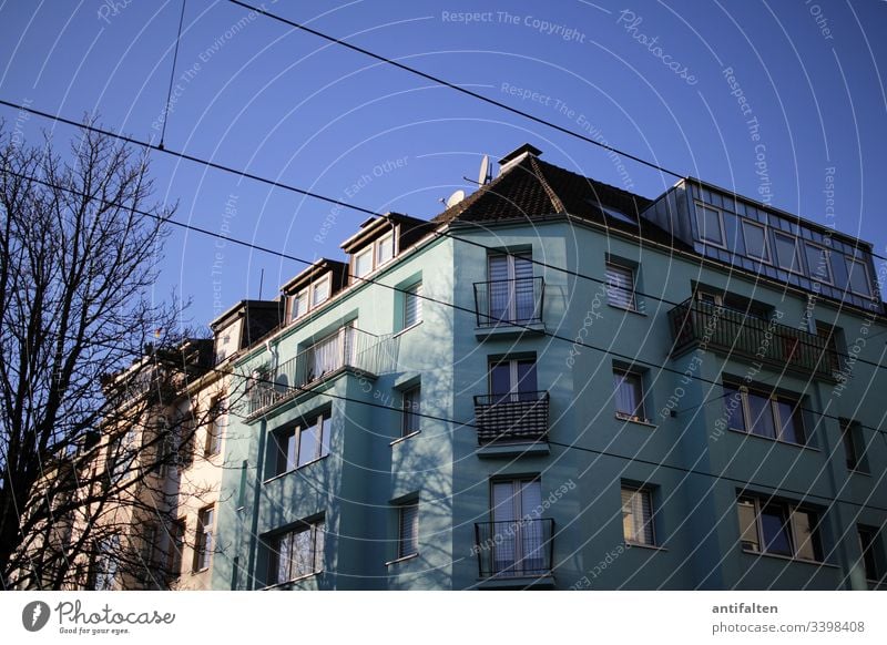 home sweet home haus Architektur Gebäude Fenster Außenaufnahme Fassade Farbfoto Wand Tag Stadt Himmel Froschperspektive Häusliches Leben Altstadt Stadtzentrum