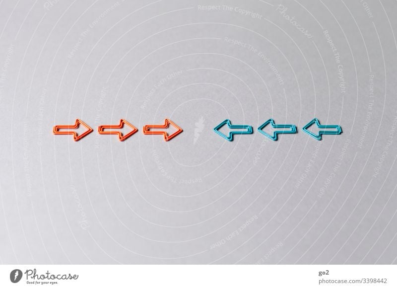 Pfeile die nach links und rechts zeigen symbol Entwicklung Farbfoto Menschenleer Richtung richtungweisend Textfreiraum unten Textfreiraum oben Orientierung