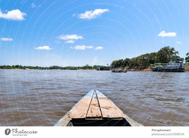 Wunderschöne Aussicht auf die Gewässer des Amazonas-Flusses in einem Boot amerika iquitos Peru tropisch Wasser Regenwald Hintergrund Wald Dschungel Landschaft