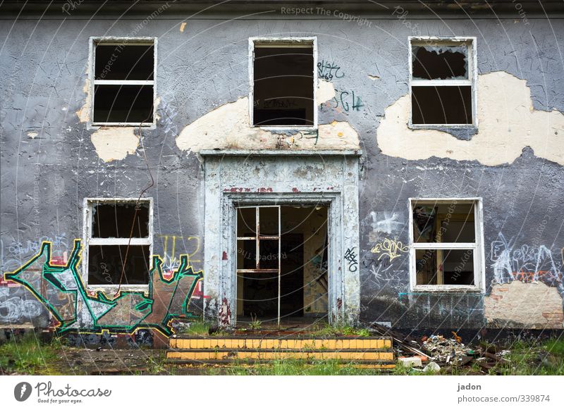 kommt doch rein! Stil Wohnung Haus Traumhaus Renovieren Handwerker Garten Menschenleer Ruine Bauwerk Gebäude Architektur Mauer Wand Fassade Fenster Tür Beton