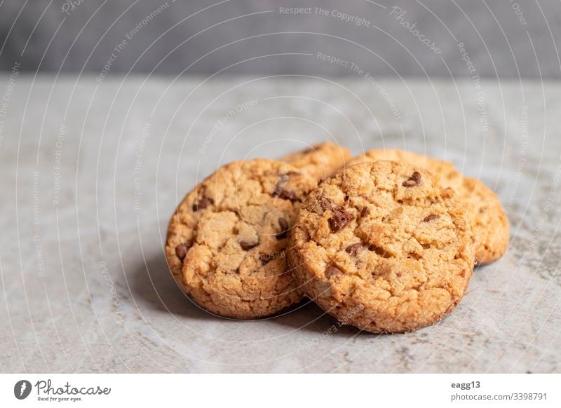 Frisch gebackene Kekse auf marmorierter Struktur appetitlich Bäckerei braun Kuchen Kalorien Chips Schokolade Nahaufnahme Komfort Koch Cookies Krümel