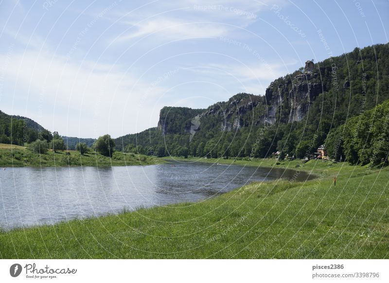 Blick vom Kurort Rathen auf die Stadt Wehlen in der Sächsischen Schweiz Deutschland Fluss Bastei Elbe schlecht Sandstein Ausflugsziel Berge Europa Dresden