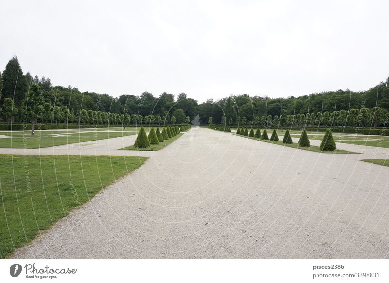 Der Barockgarten von Schloss Moritzburg in Sachsen König wolkig Tageslicht Deutsch mittelalterlich Palast Panorama panoramisch Burg oder Schloss Ausflugsziel