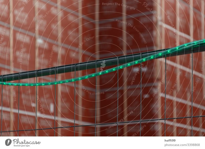 Absperrgitter mit Lichterkette Strukturen & Formen Absperrung Baustelle gitterzaun Schutz Zaun Gitter Dienstleistungsgewerbe Konstruktion Reparatur Straßenbau
