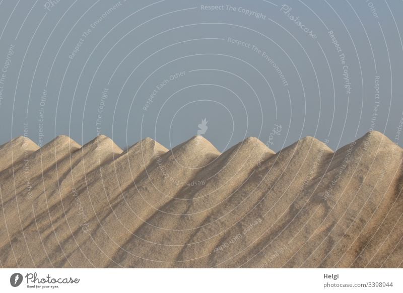 Salzberge vor blauem Himmel in der Salzgewinnungsanlage Ses Salines auf Mallorca Meersalz aufgetürmt Lagerung Handwerk Trocknung trocknen wolkenloser Himmel