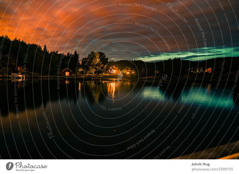 Sonnenuntergang mit schöner Wasserspiegelung an einem See in Norwegen Abendrot Natur Spiegelung Spiegelung im Wasser Himmel Landschaft Fluss Sonnenaufgang Stadt