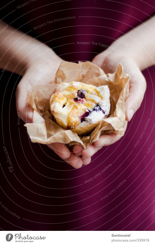 Homemade Lebensmittel Teigwaren Backwaren Kuchen Dessert Süßwaren Ernährung Kaffeetrinken Slowfood feminin Junge Frau Jugendliche Hand 1 Mensch lecker schön süß