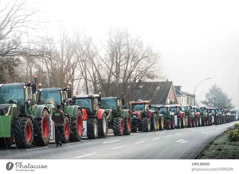 Konvoi von Traktoren zur Demo Landwirtschaftliche Demo Kundgebung Ackerbau Protest der Bauern Rallye Starke Tiefenschärfe Straße Agrarpolitik