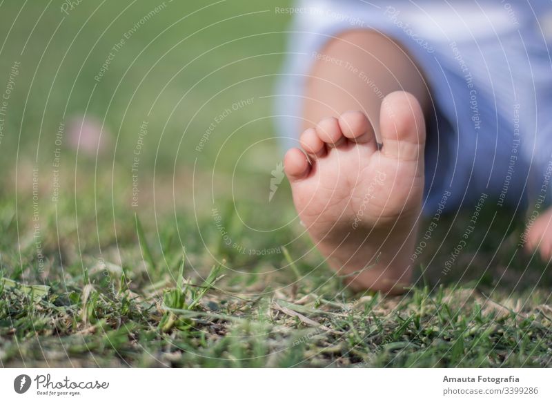 Baby-Fußsitzen in einem Park Kind Pflege Masseur Menschen horizontal im Innenbereich Sohle Osteopath Haut medizinisch zu Hause Hand Therapie osteopathische