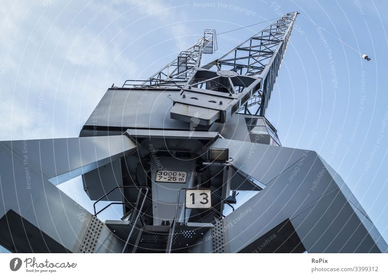 Historischer Kran im Hafen von Hamburg. Hafenkran Pier lift Maschine Technik Mechanik machine Stahlbau Gittertragwerk Leiter Ausleger kette Kettenrad Fachwerk