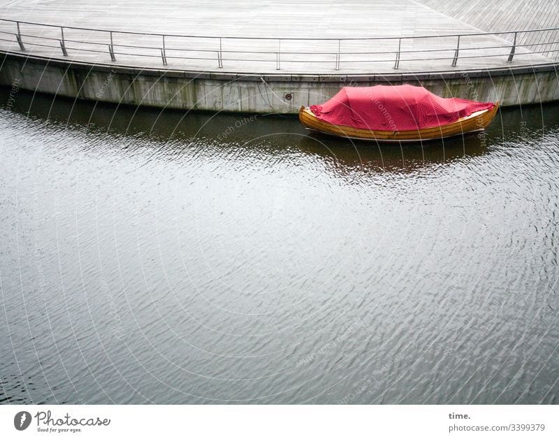 voll verplant (7) plane kunststoff abdeckung schutz sicherheit laderaum transport falte faltenwurf geheimnis inspiration geschlossen zu rot reflexion boot