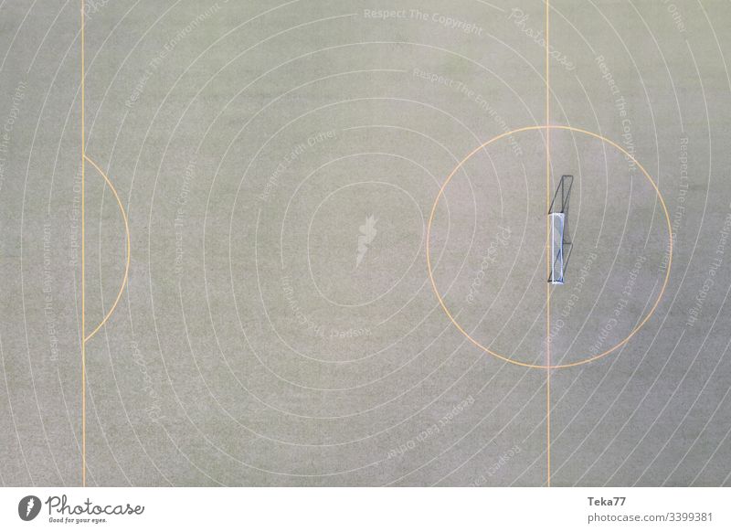 ein Fußballfeldtor von oben Fußballtor Linien Sport Sportplatz grün kleiner Fußballplatz Gras Sonne Schatten