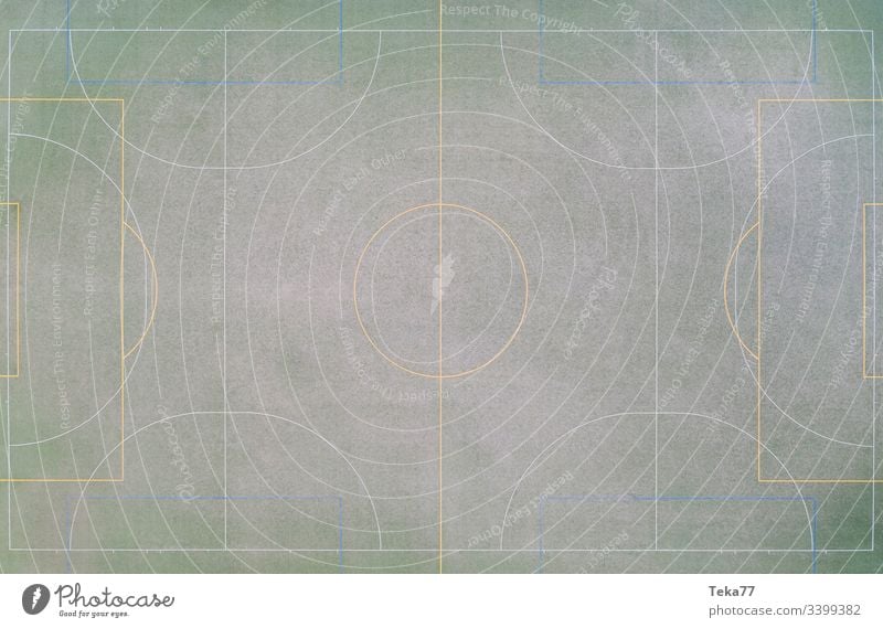 ein Fußballfeld von oben Fußballfeldtor Fußballtor Linien Sport Sportplatz grün kleiner Fußballplatz Gras Sonne Schatten