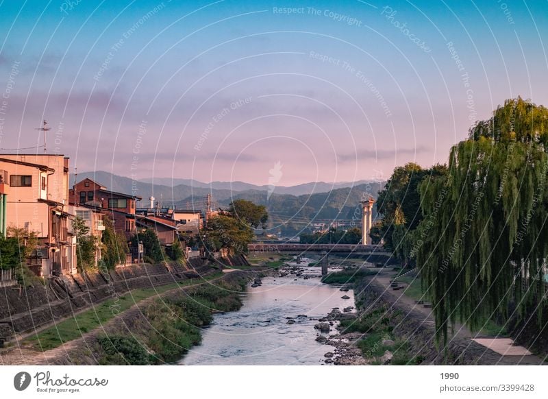 Sonnenaufgang über dem Flussbett Flußbett Flussufer Japan Sonnenaufgang Himmel Sonnenaufgangslandschaft Takayama