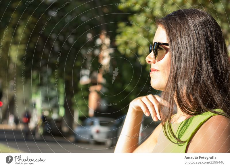 Frauenporträt im Sommer mit grünem Hemd im Freien Porträt hübsch Schönheit Tageslicht Sonnenuntergang grünes Hemd Shorts Körper professionell Fotografie Model