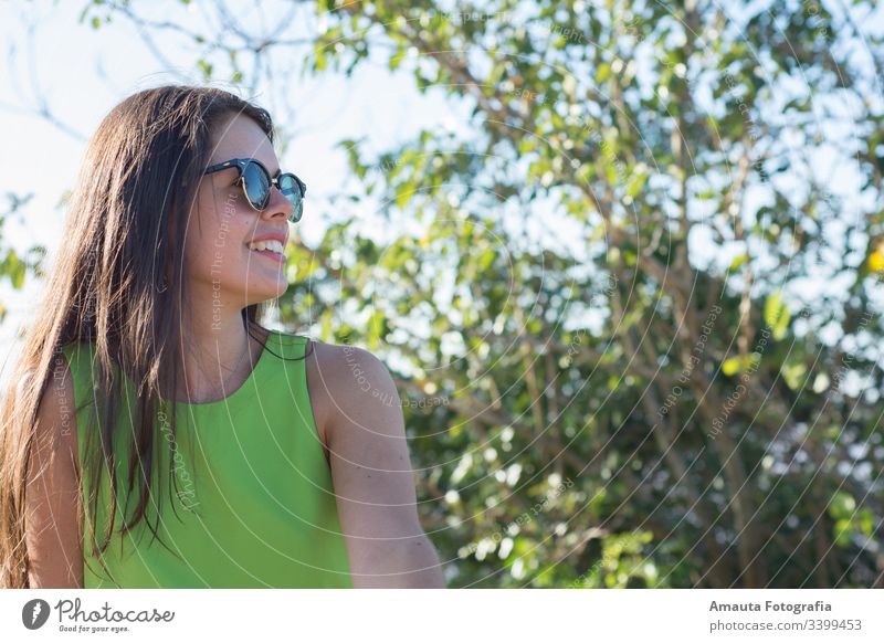 Frauenporträt im Sommer mit grünem Hemd im Freien Porträt hübsch Schönheit Tageslicht Sonnenuntergang grünes Hemd Shorts Körper professionell Fotografie Model