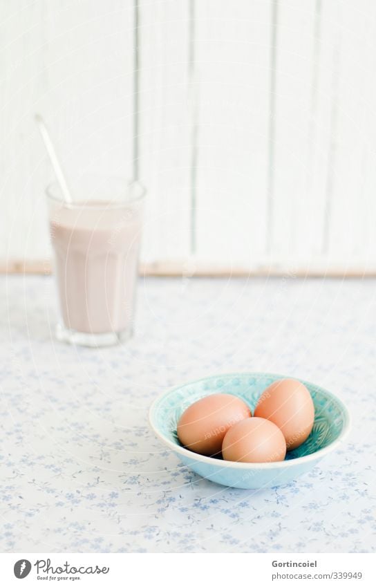 Frühstück Lebensmittel Ernährung Getränk Kakao Schalen & Schüsseln Glas Löffel lecker Frühstückstisch Ei Schokomilchshake Foodfotografie Farbfoto Innenaufnahme