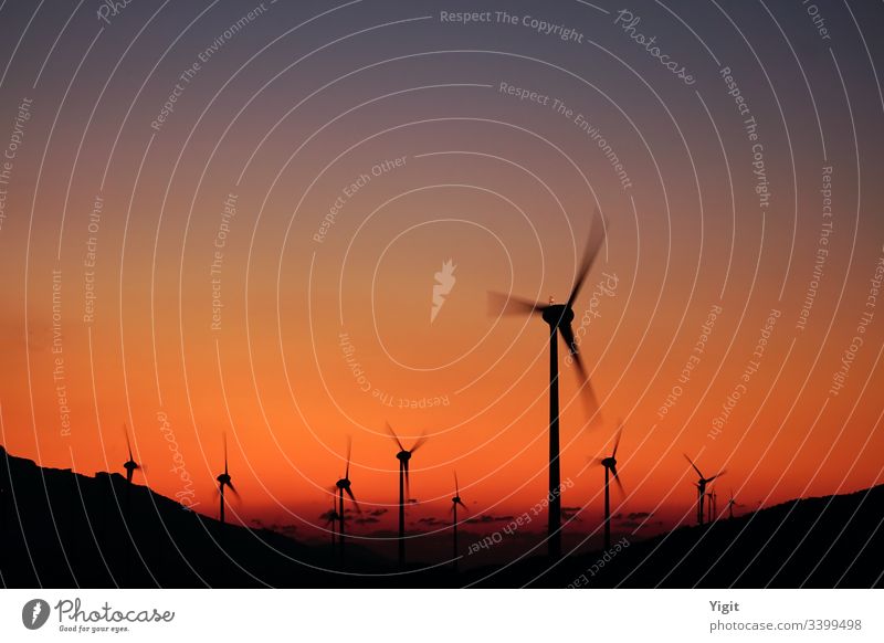 Silhouetten von Windkraftanlagen in der Dämmerung alternativ elektrisch Elektrizität Energie Umwelt umgebungsbedingt Bauernhof Generation Erzeuger industriell