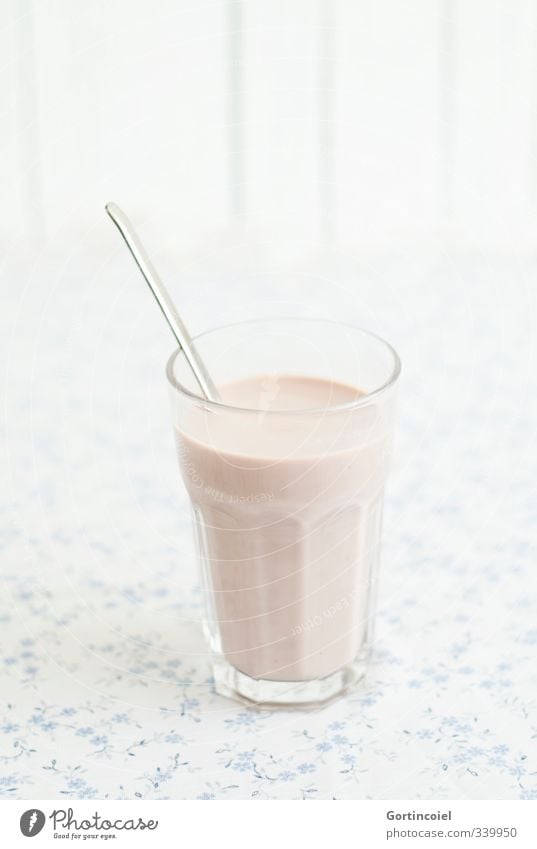 Schokomilch Getränk Kakao Glas Löffel lecker süß Schokomilchshake Foodfotografie Farbfoto Innenaufnahme Textfreiraum oben Licht Schwache Tiefenschärfe