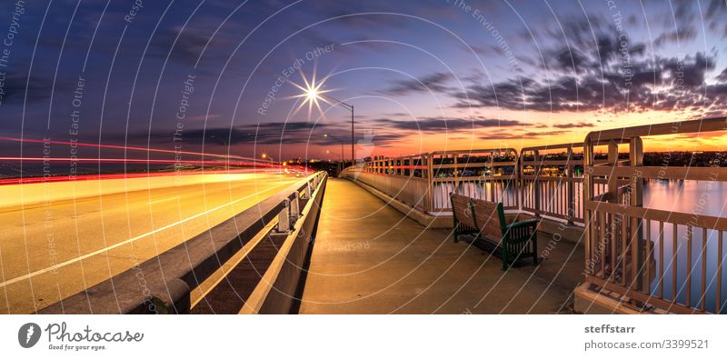 Leichte Spuren von Autos, die über die SS Jolley-Brücke fahren Lichtspuren Wanderwege Scheinwerfer Peitschenlaterne Marcoinsel Florida Jolley-West-Brücke