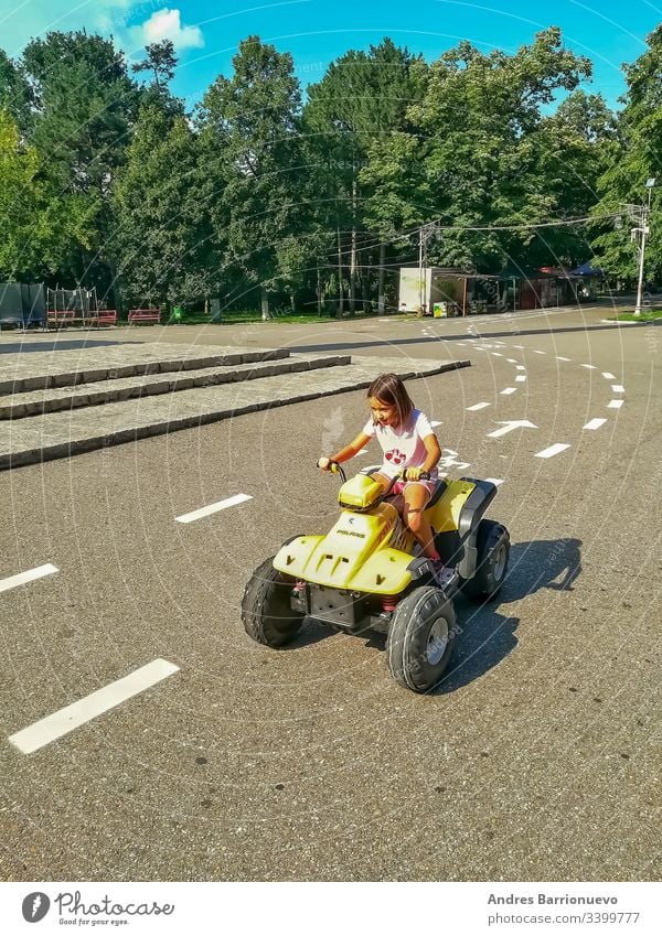 Kleines Mädchen am Steuer PKW Fahrrad Umarmen im Freien Schule aktiv Urlaub Fröhlichkeit Freundschaft Menschen Person jung Mitfahrgelegenheit Sommer heiter