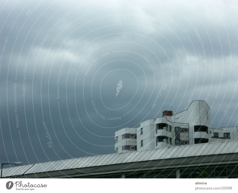 gleich geht`s los Hochhaus Sturm Beton grau Wolken Architektur Gewitter Regen bedrohlich