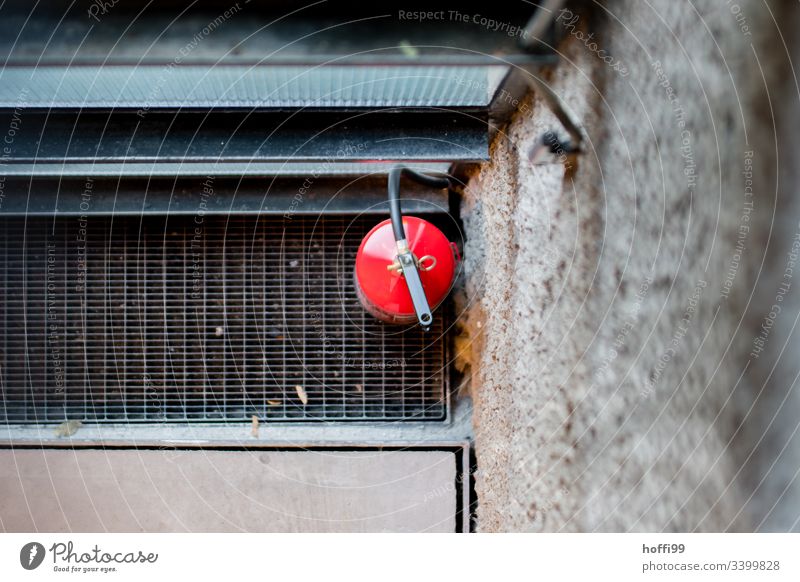 Feuerlöscher von oben rot Pulverlöscher Brandschutz Wand Feuerwehr Sicherheit löschen Notfall bedrohlich brennen gefährlich