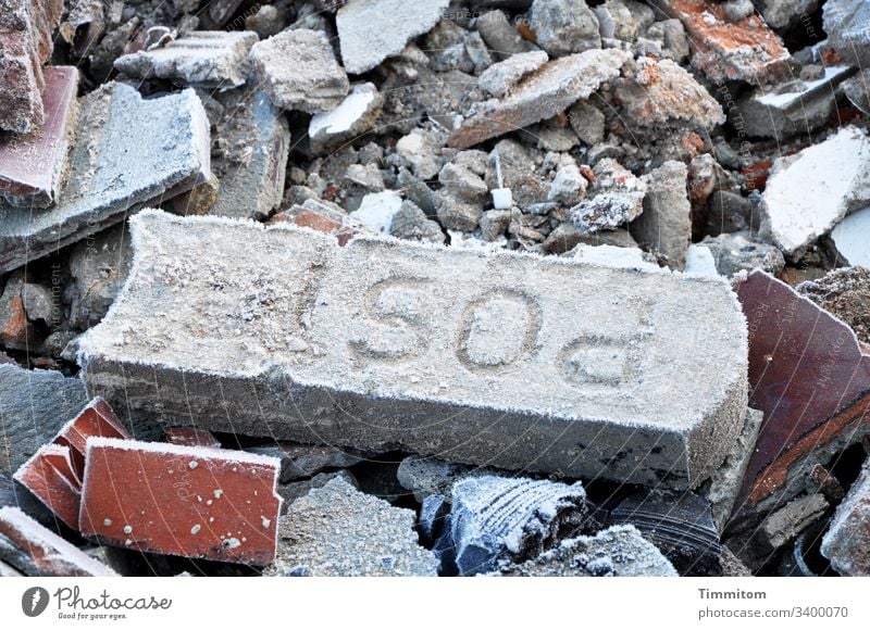 Frost auf Bauschutt Baustelle Steine Post Winter Eiskristalle gefroren kalt Container