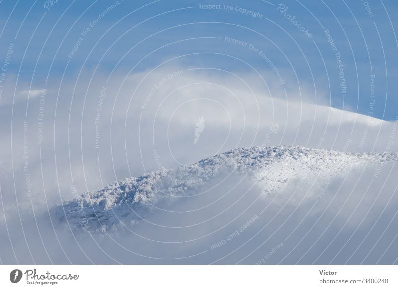 Verschneite Berge. Pyrenäen. Huesca. Aragonien. Spanien. aragonisch Cloud Wolken kalt Farbe Farben Nebel Wald Wälder frieren gefroren hoch Eis Landschaft