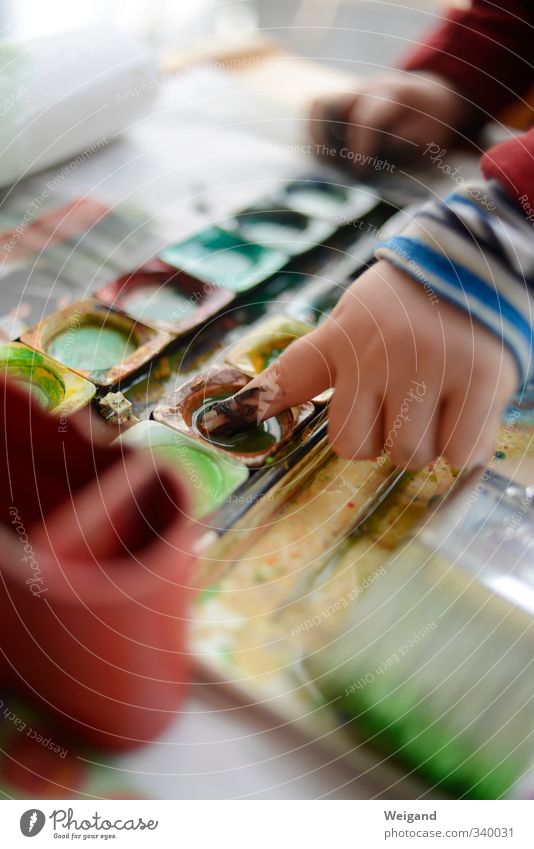 Bodypainting Design Häusliches Leben Kindererziehung Kindergarten 1 Mensch 1-3 Jahre Kleinkind Künstler Maler zeichnen rot Mut Finger Hand malen Grundschule